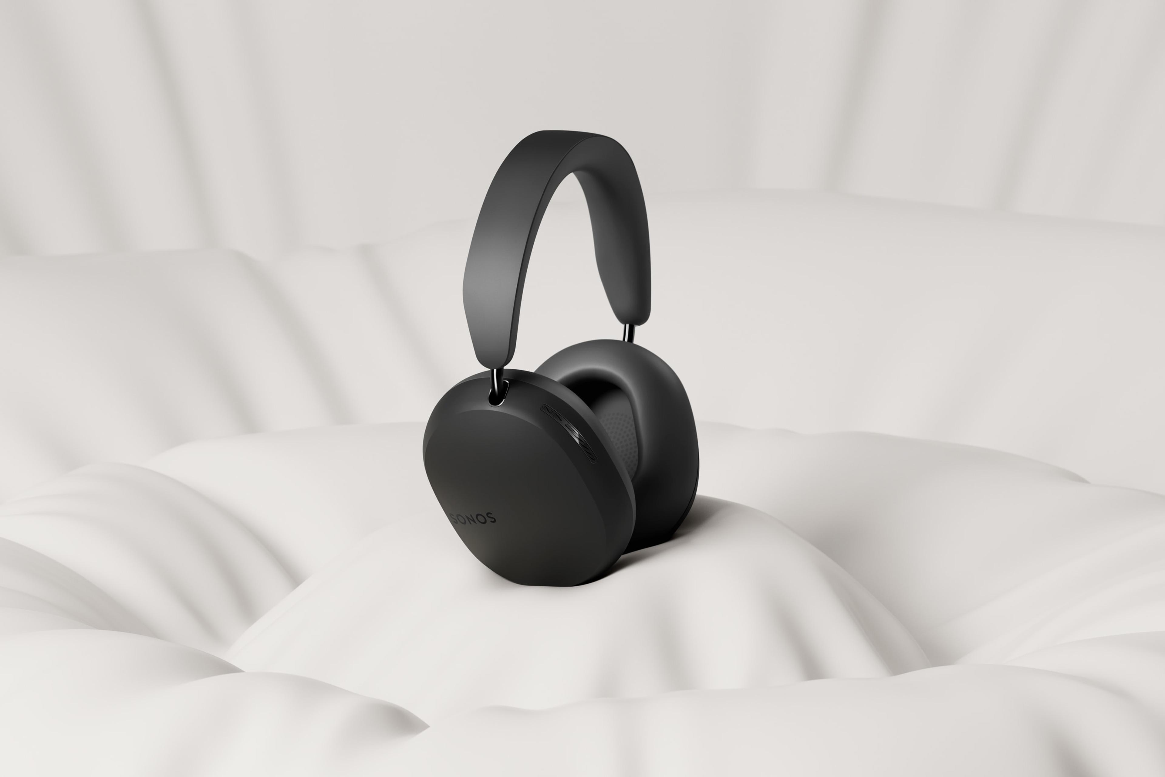 Zwarte Sonos Ace tegen een pluche achtergrond