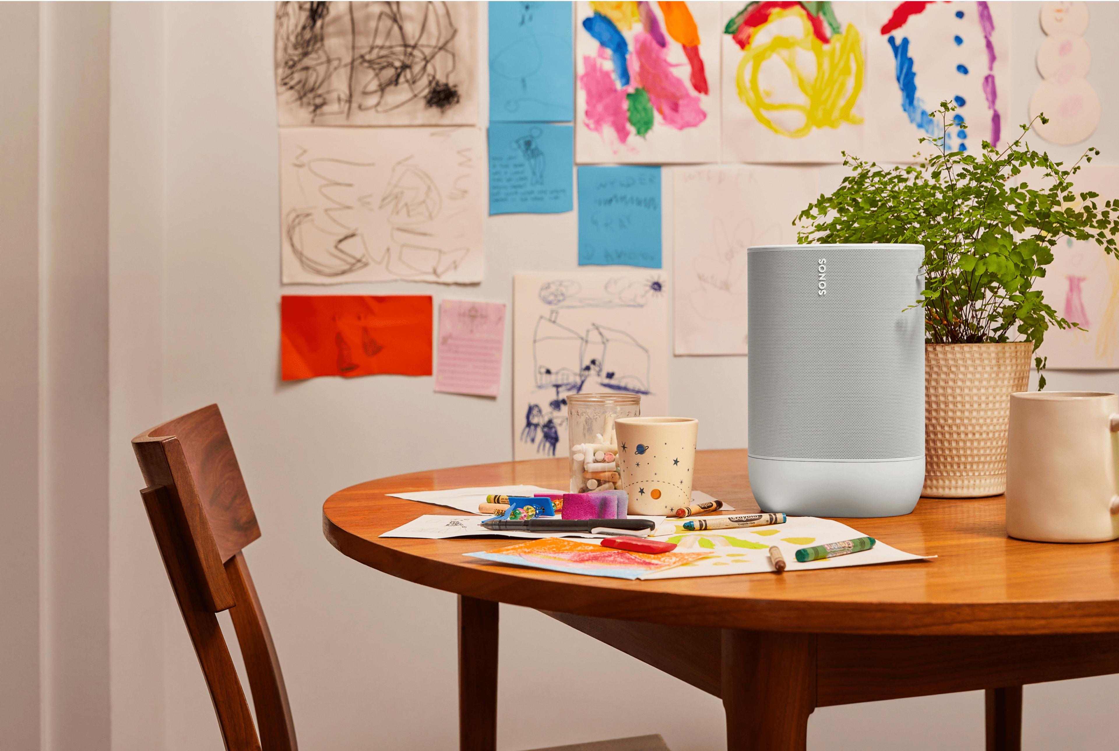 テーブルの上にあるSonos Move（ホワイト）とクレヨン