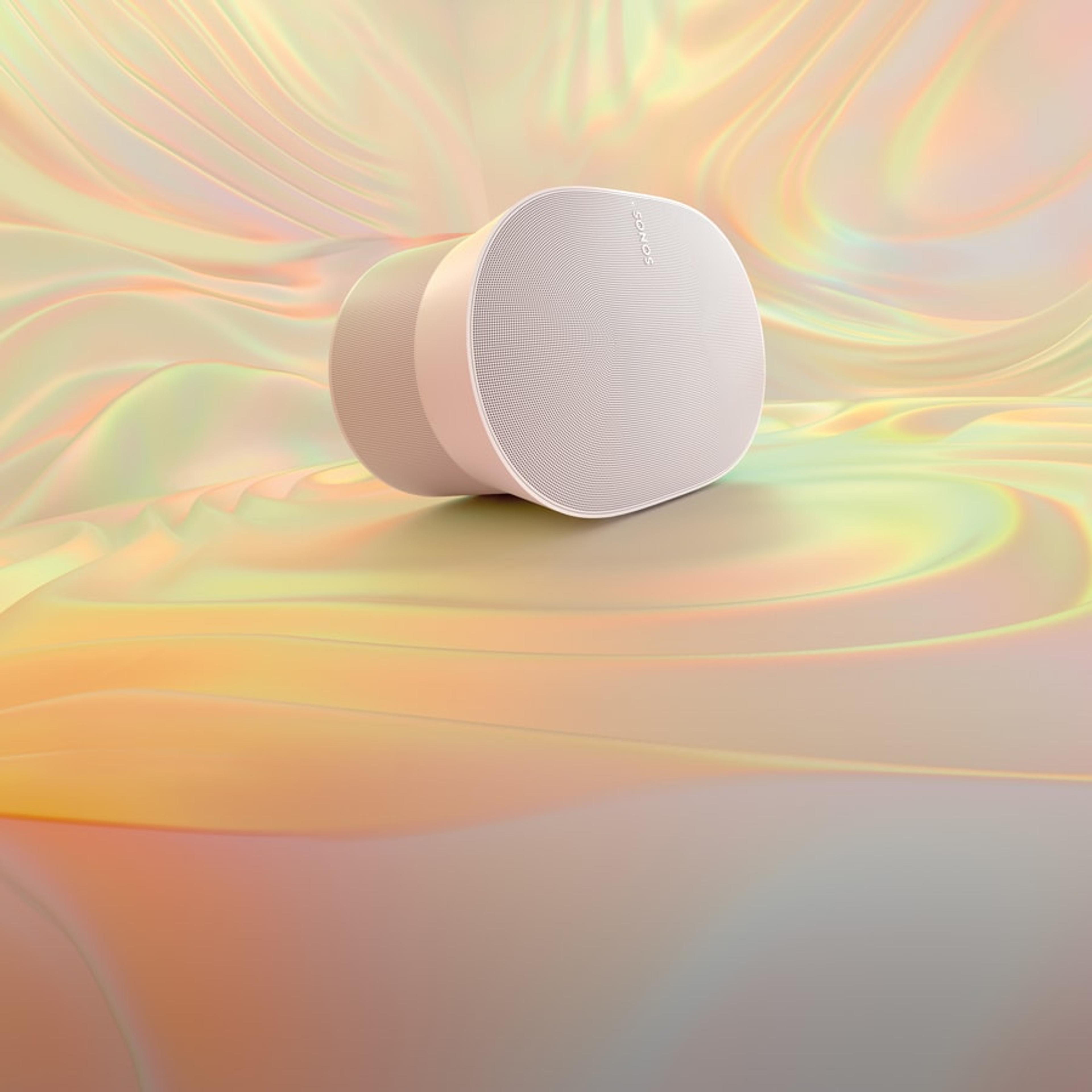 多色渐变背景上的白色Sonos Era 300