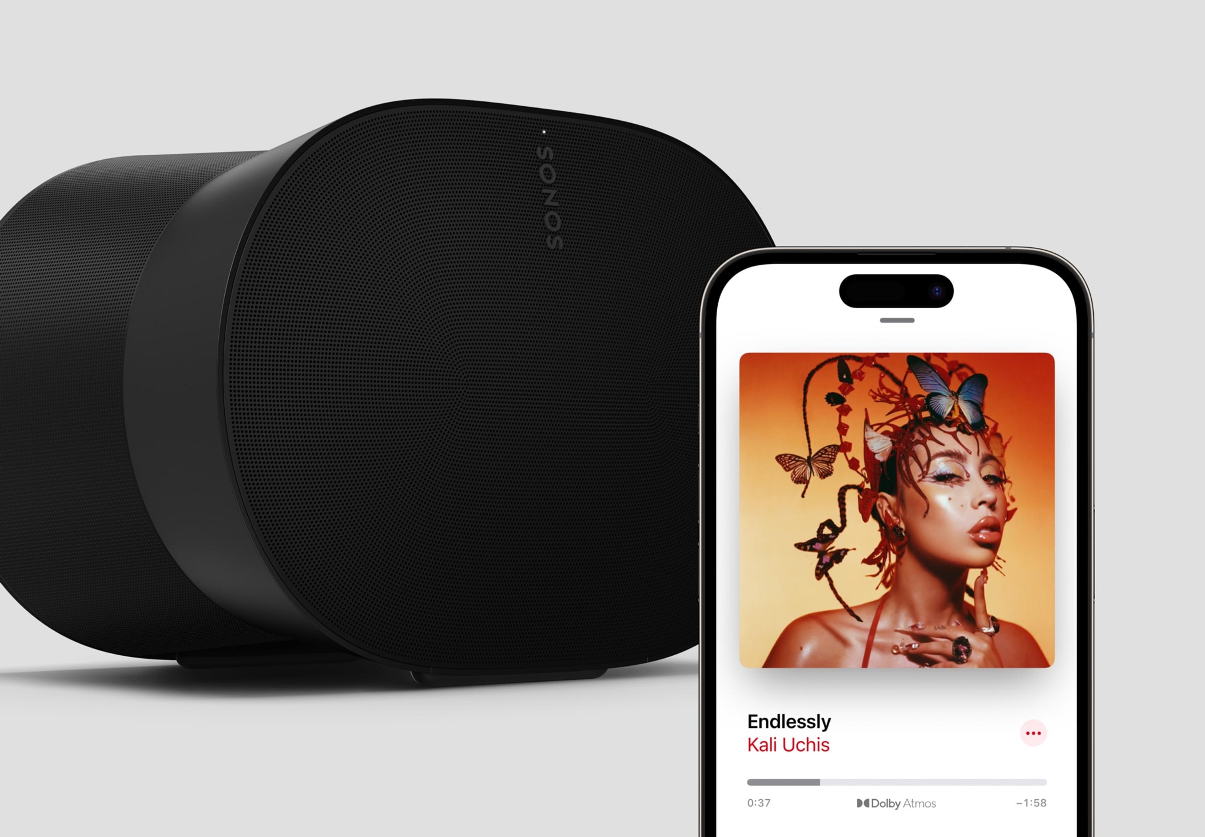 Sonos Era 300 noir derrière une image d'iPhone sur lequel est ouverte l'application Apple Music avec l'artiste Kali Uchis en cours de lecture.