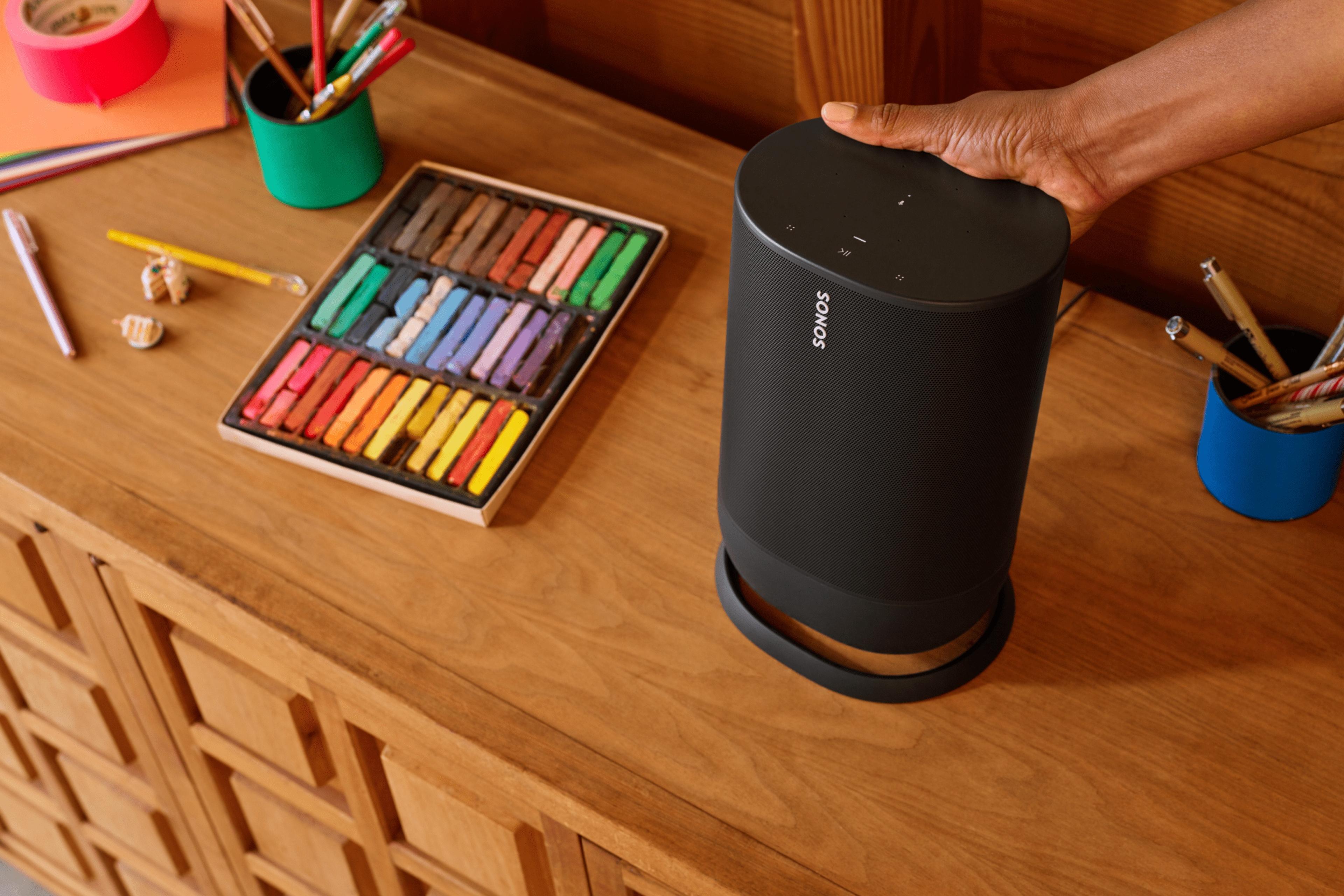 テーブルの上にあるSonos Move（ブラック）とオイルパステル