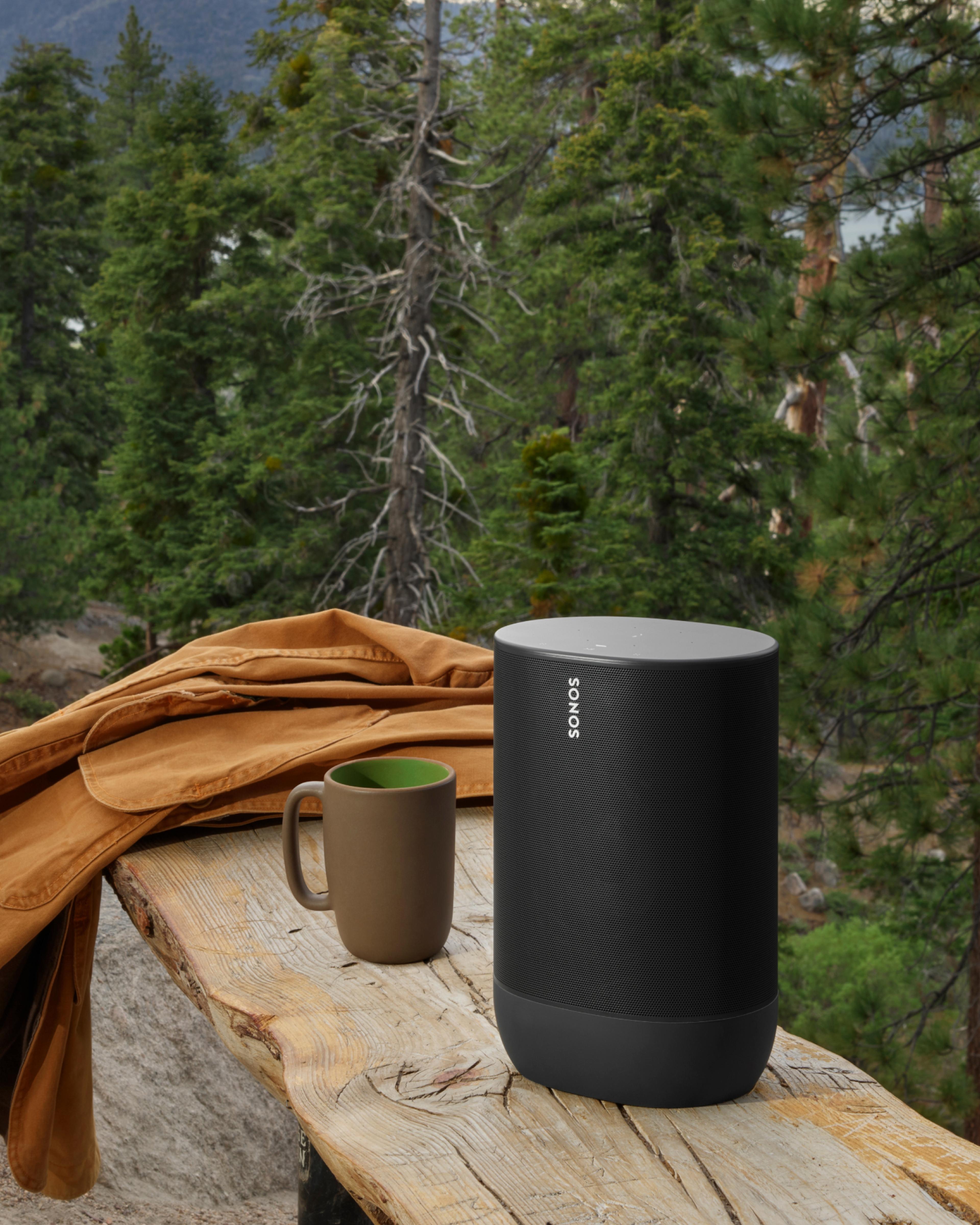屋外のベンチにあるSonos Move（ブラック）