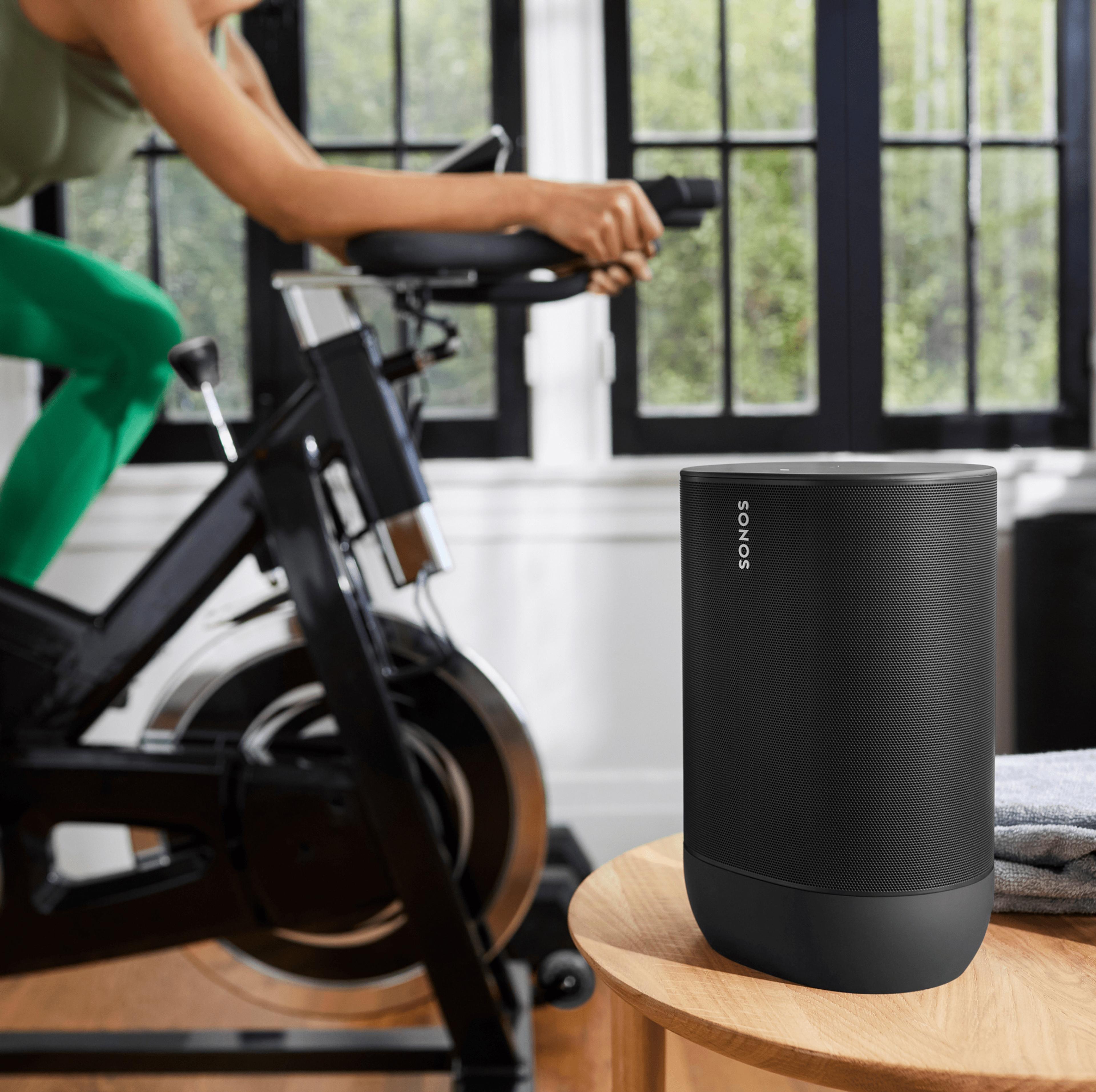 室内にあるSonos Move（ブラック）とフィットネスバイク