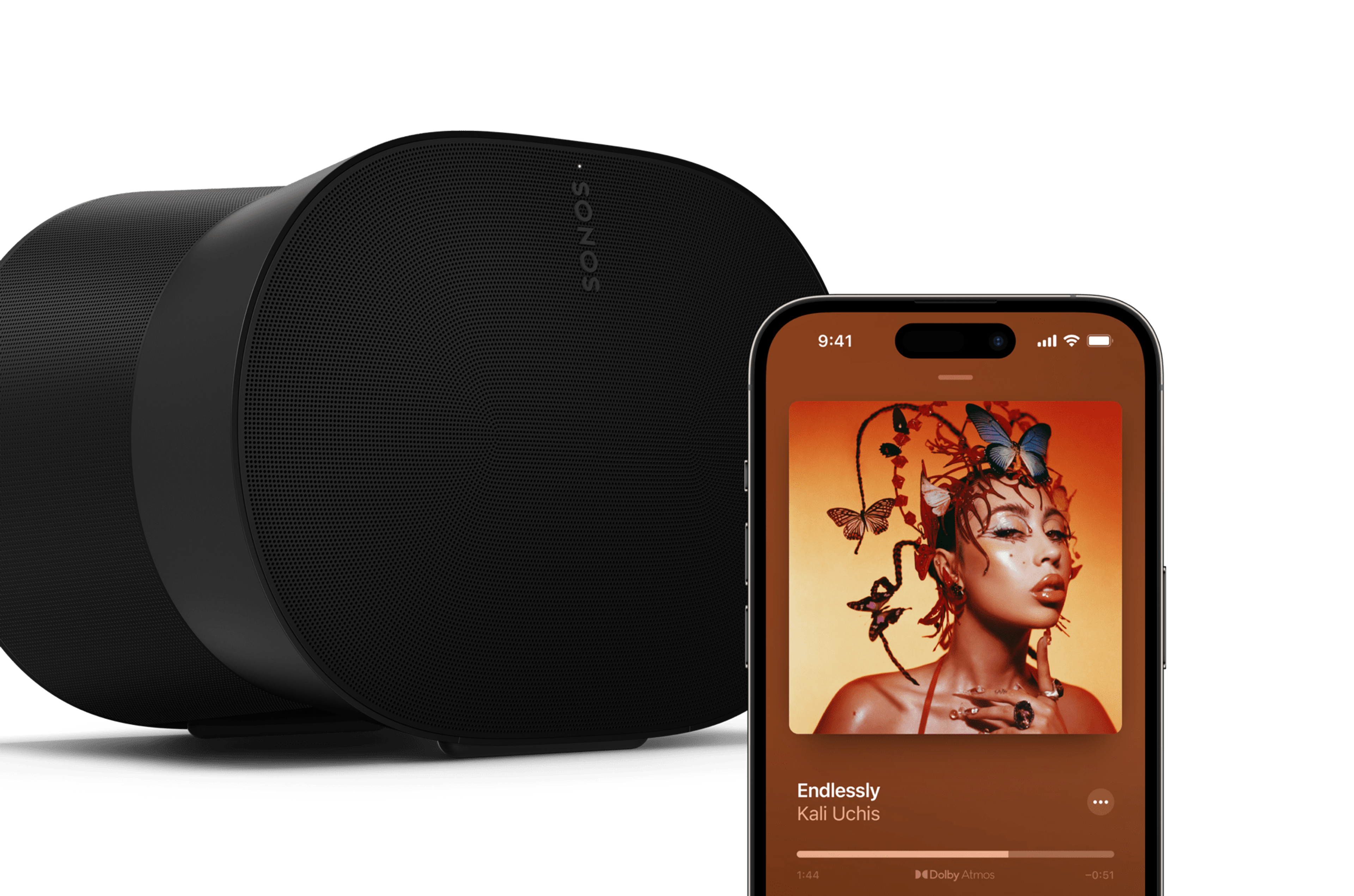 Sonos Era 300 noir derrière une image d'iPhone sur lequel est ouverte l'application Apple Music avec l'artiste Kali Uchis en cours de lecture.