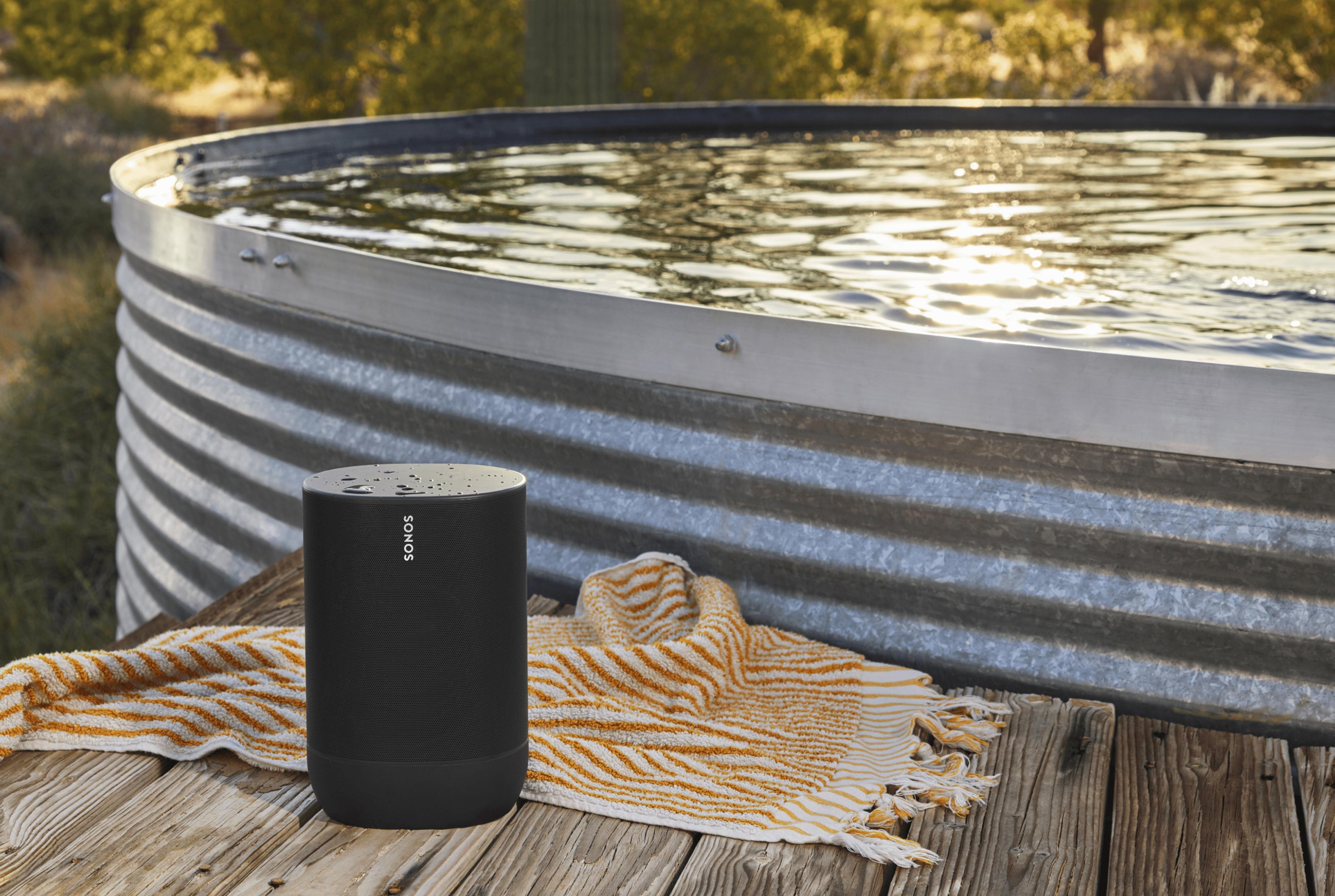 屋外の水のそばにあるSonos Move（ブラック）