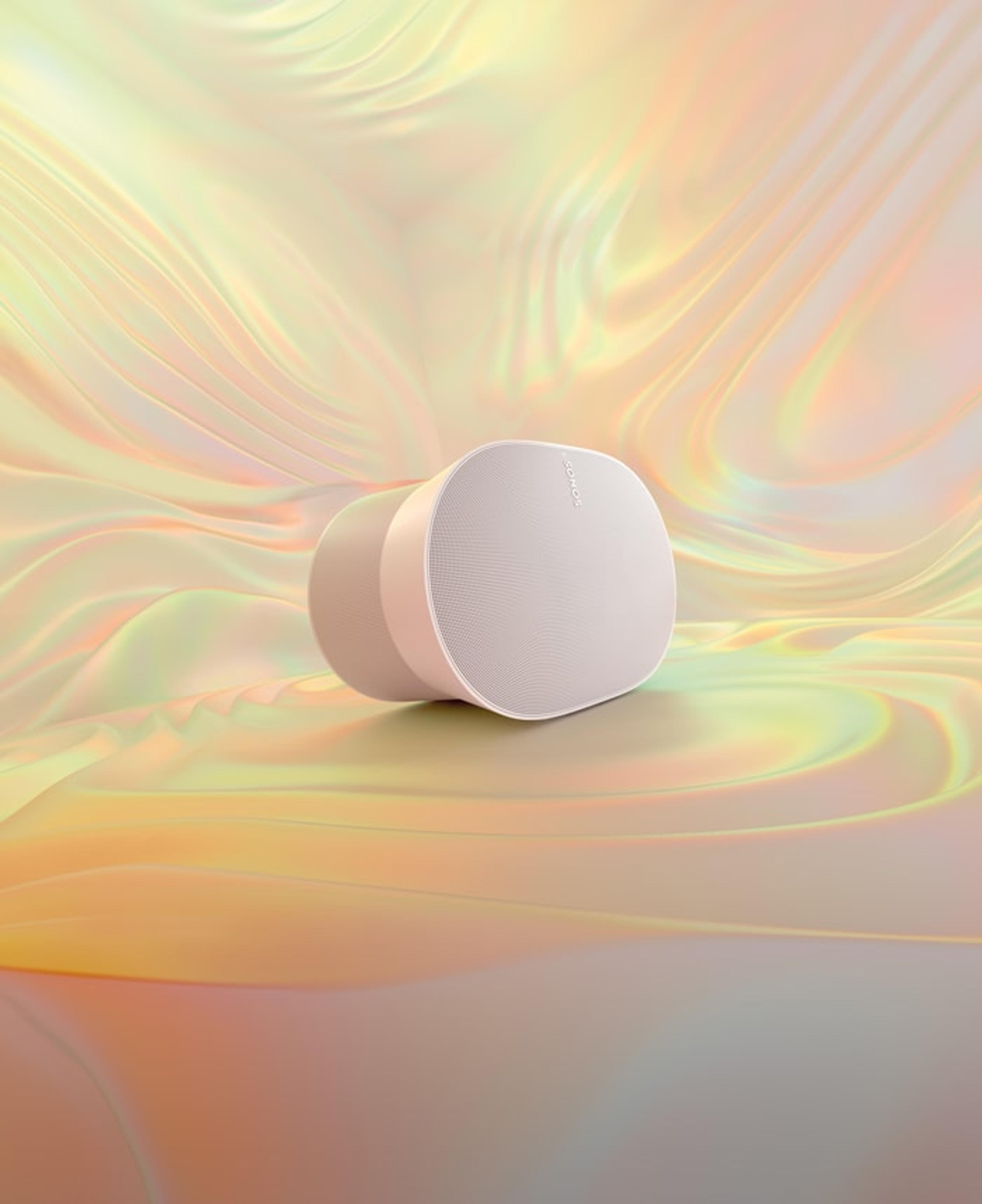 多色渐变背景上的白色Sonos Era 300