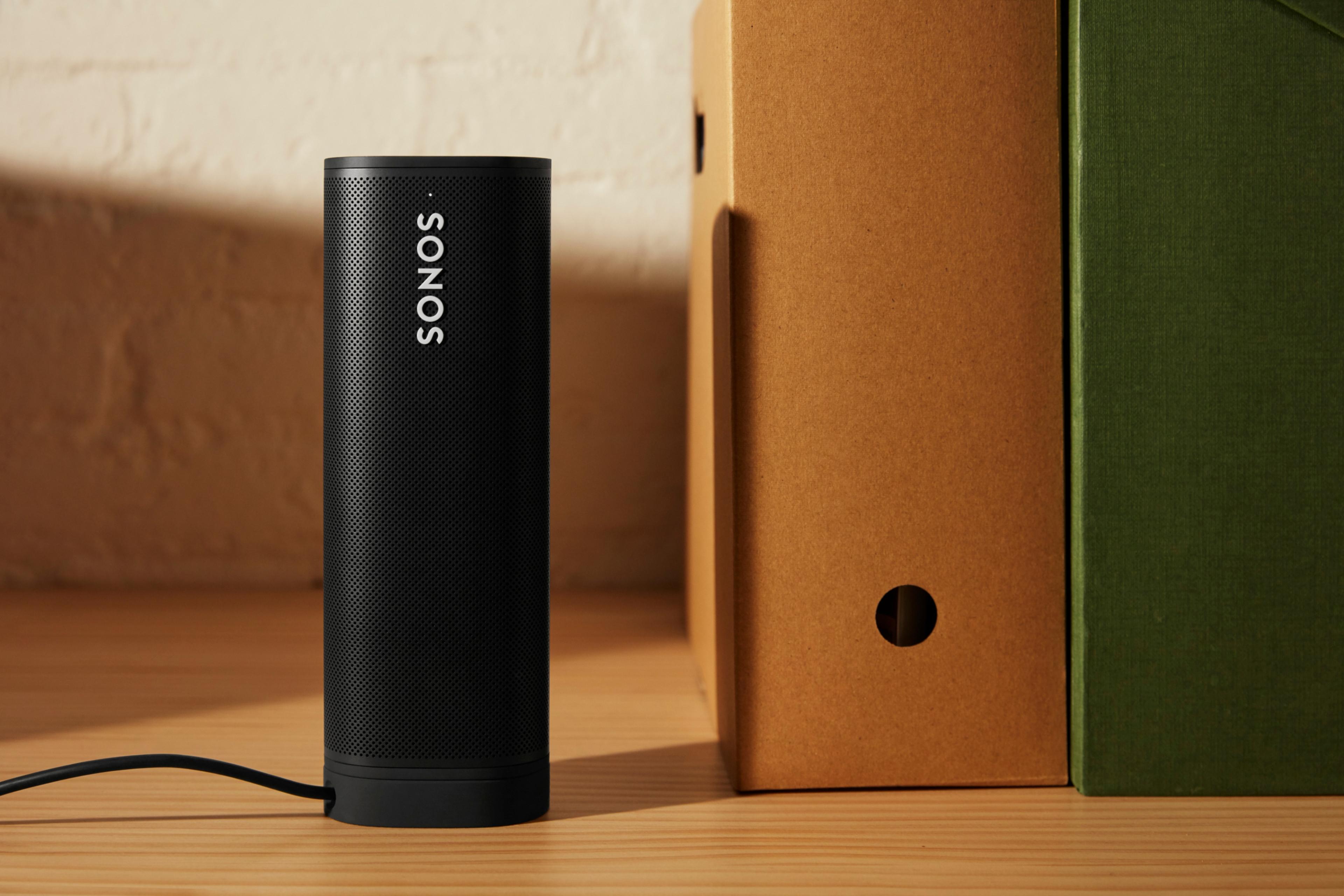 Roam SL in Shadow Black, der vertikal auf einem Schreibtisch steht