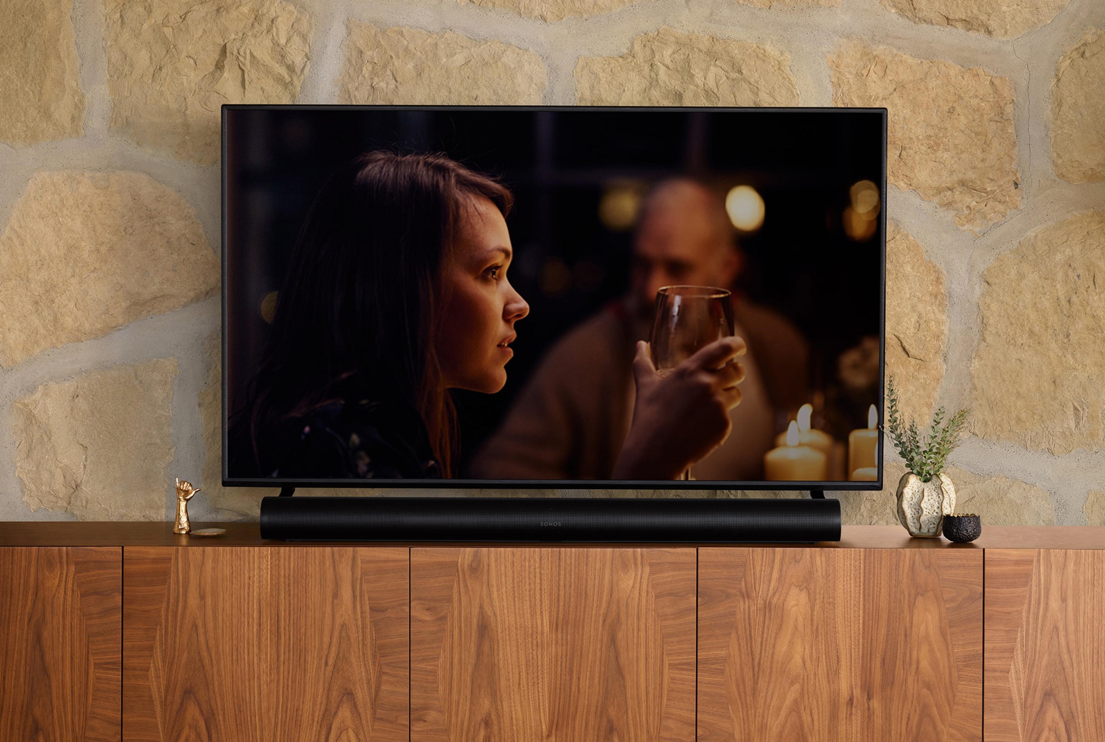 媒体控制台上的黑色Sonos Arc和TV